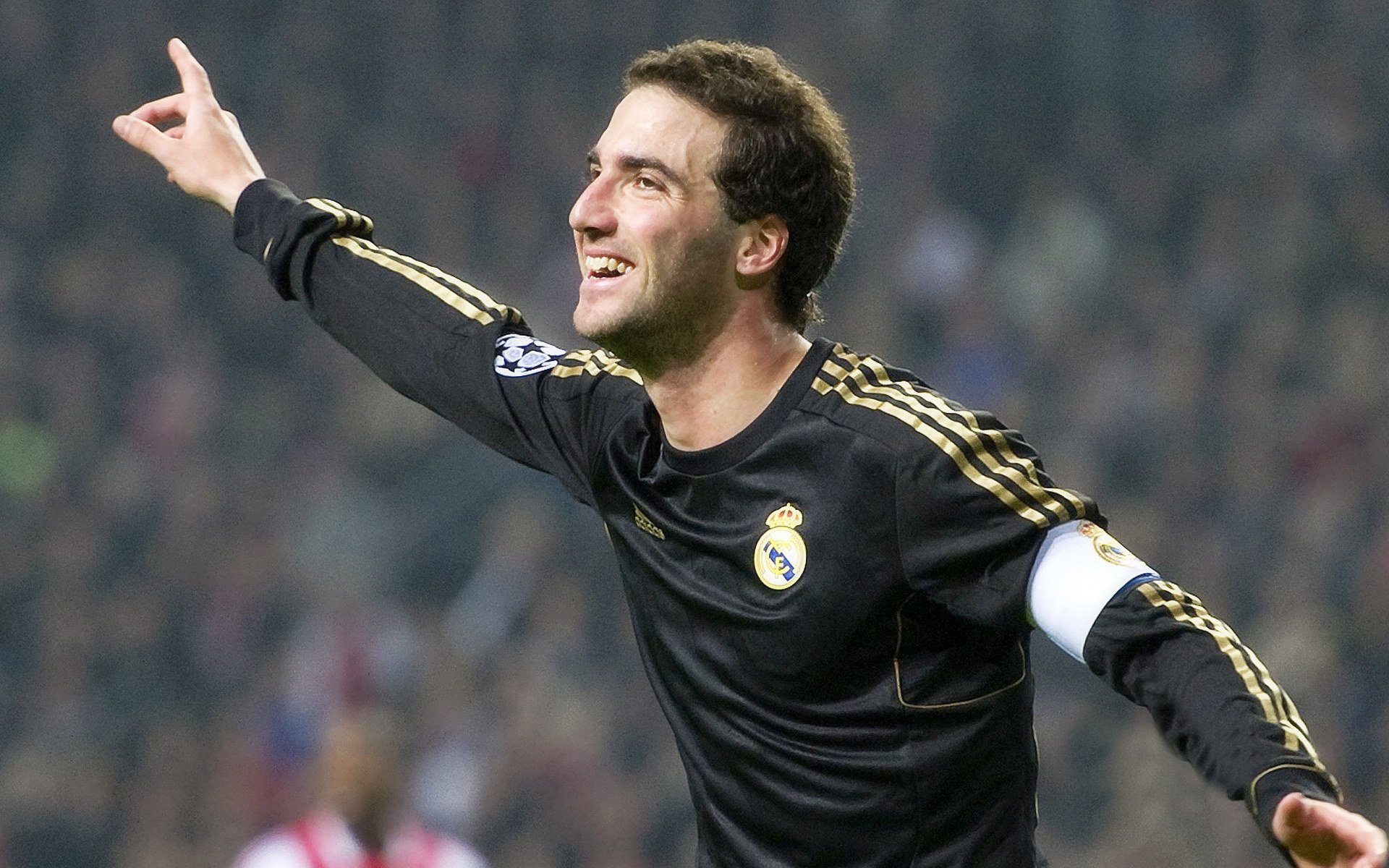 爱游戏入口-瑞士击溃拜仁,库尔图瓦状态火热背后的战术革命与门将时代